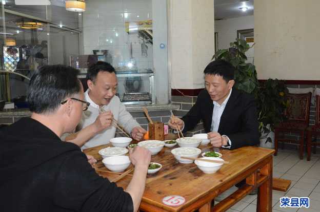 鄭小清帶頭下館子 為全縣餐飲與住宿服務(wù)行業(yè)提振信心